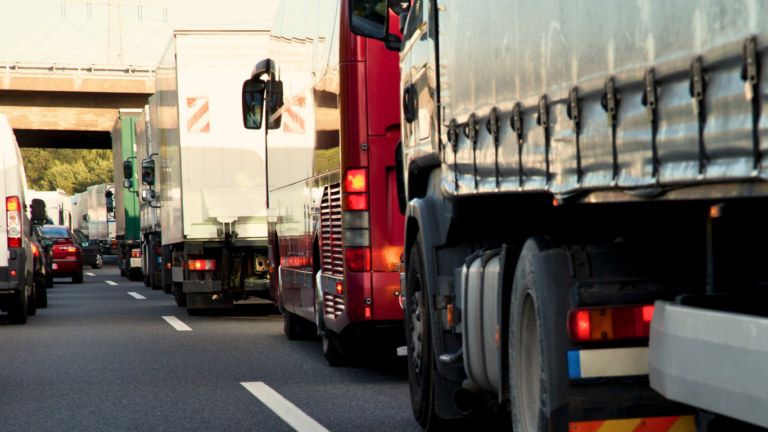 Read more about the article Letnji kolaps na autoputevima: Kako gužve utiču na transport i kako ih izbeći?